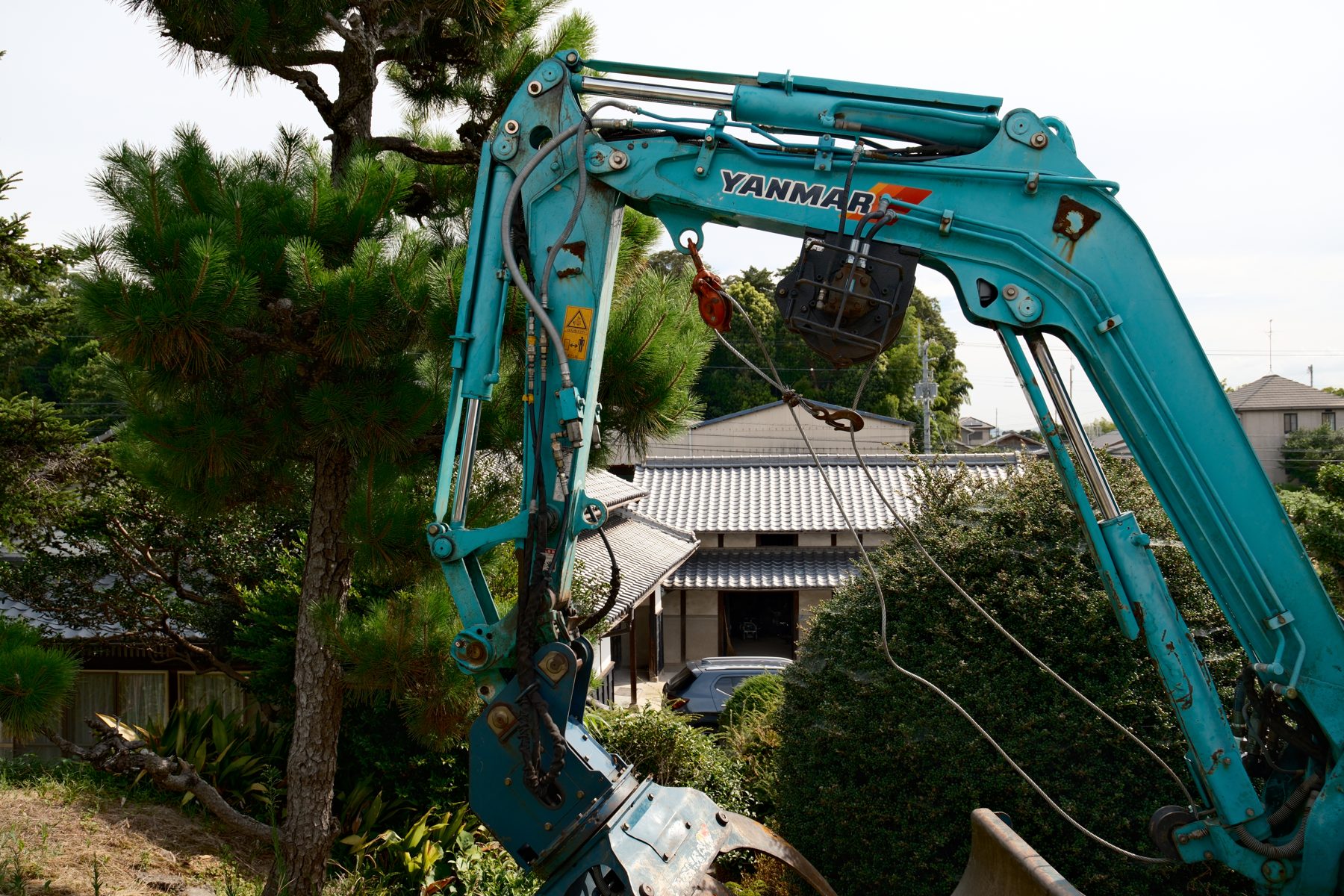 社有林も工場敷地も、年間管理で安全と景観を守る。支障木の相談は石鎚循環堂へ。